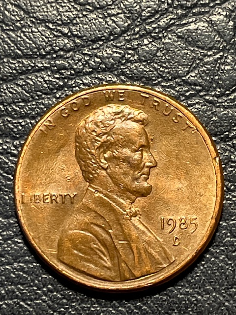 Lincoln-Memorial-Cent-1985-D--Strange-Circle-Near-Lincoln-Head